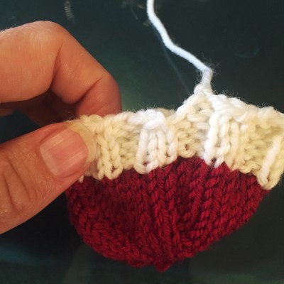 How to join knitting in the round - Easy method without a gap [+video]